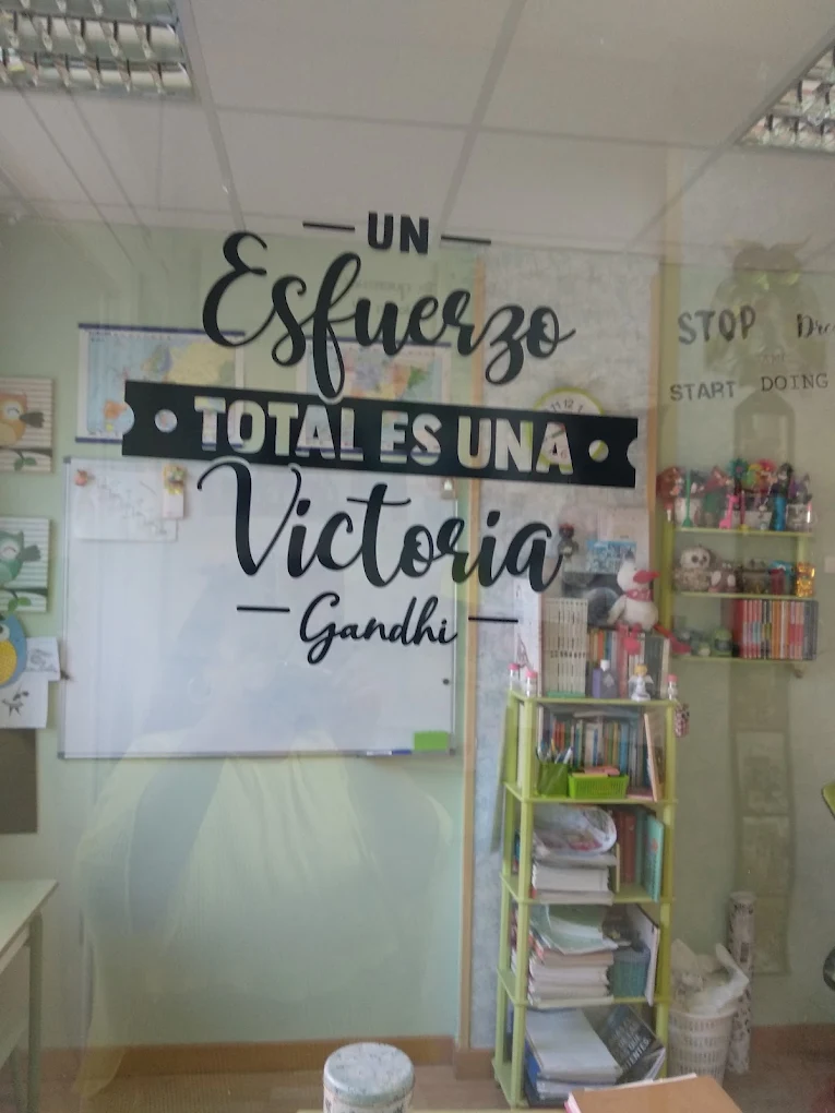 Aula de Atenea con la frase «Un esfuerzo total es una victoria»